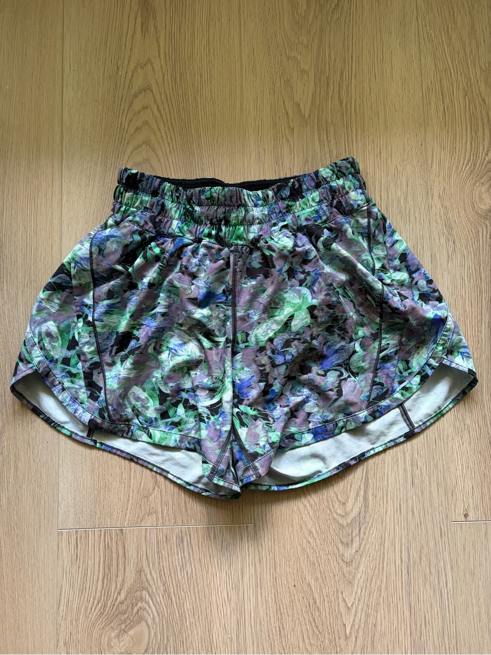 Women’s Floral Print Lululemon Track That High-Rise Lined Short 5”- Size 6